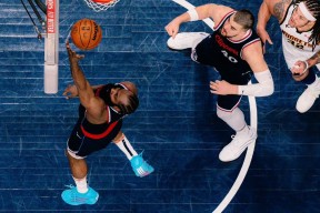 包含比赛局势复杂引爆全场！，哈登意外战胜塞尔维亚队赢得满堂喝彩的词条-爱游戏