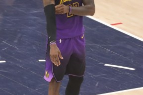 包含詹姆斯在加拿大队比赛中重返赛场，出色防守引发热议！赛场气氛高涨的词条-爱游戏体育